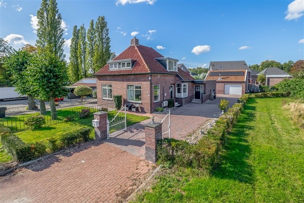 Te koop: Keurig gerenoveerd, met een grote tuin en een ruime garage met vliering !